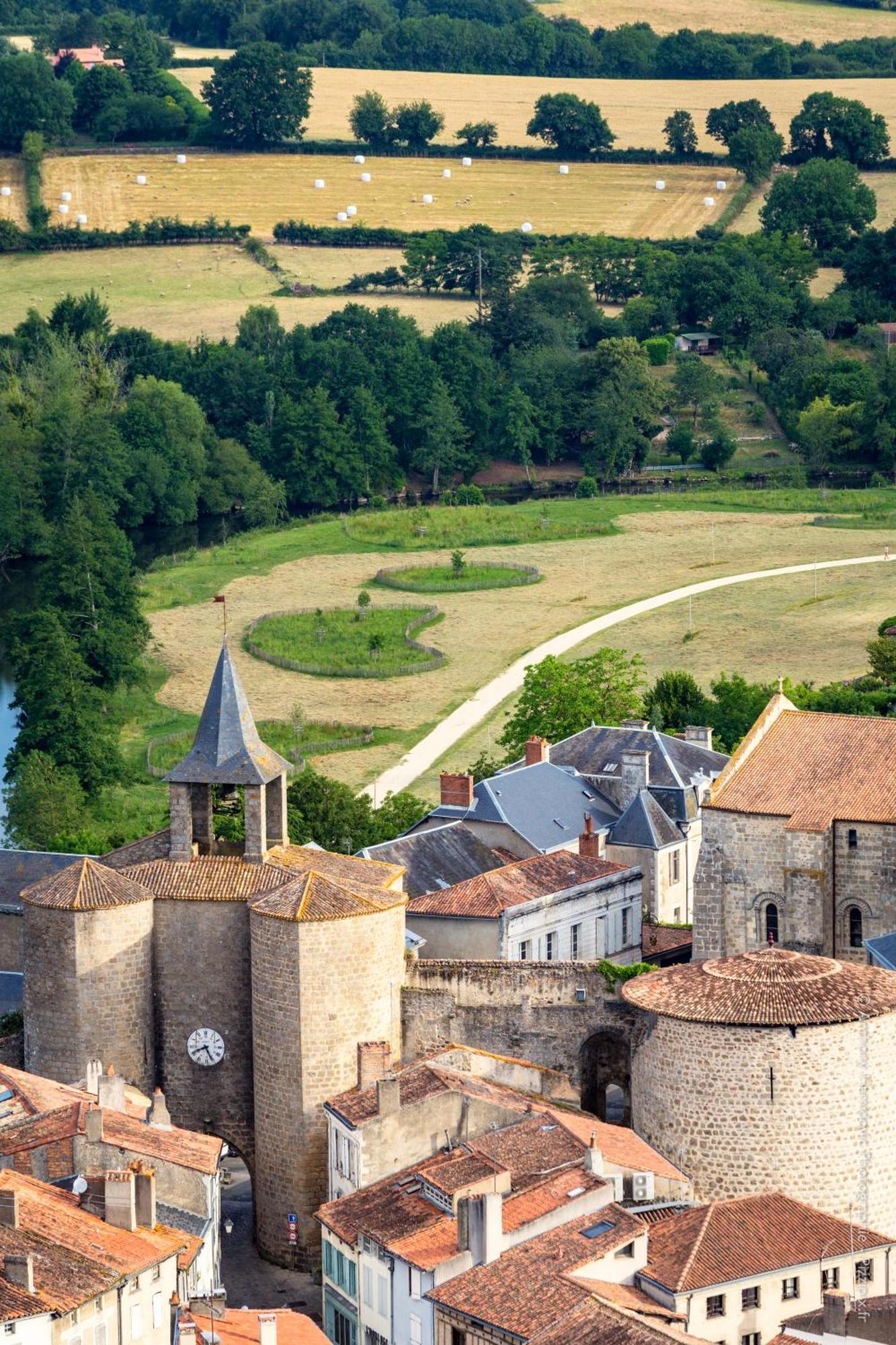 Petite Maison Medievale Parthenay Exterior photo